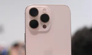 'iPhone 16 sa mạc cháy hàng, tôi vẫn dùng iPhone 8 vừa thay pin'