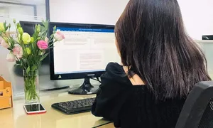 Thoát vị đĩa đệm cột sống do đặt sai màn hình máy tính