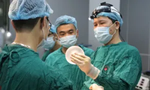 Hối hận sau 'dao kéo' vòng một